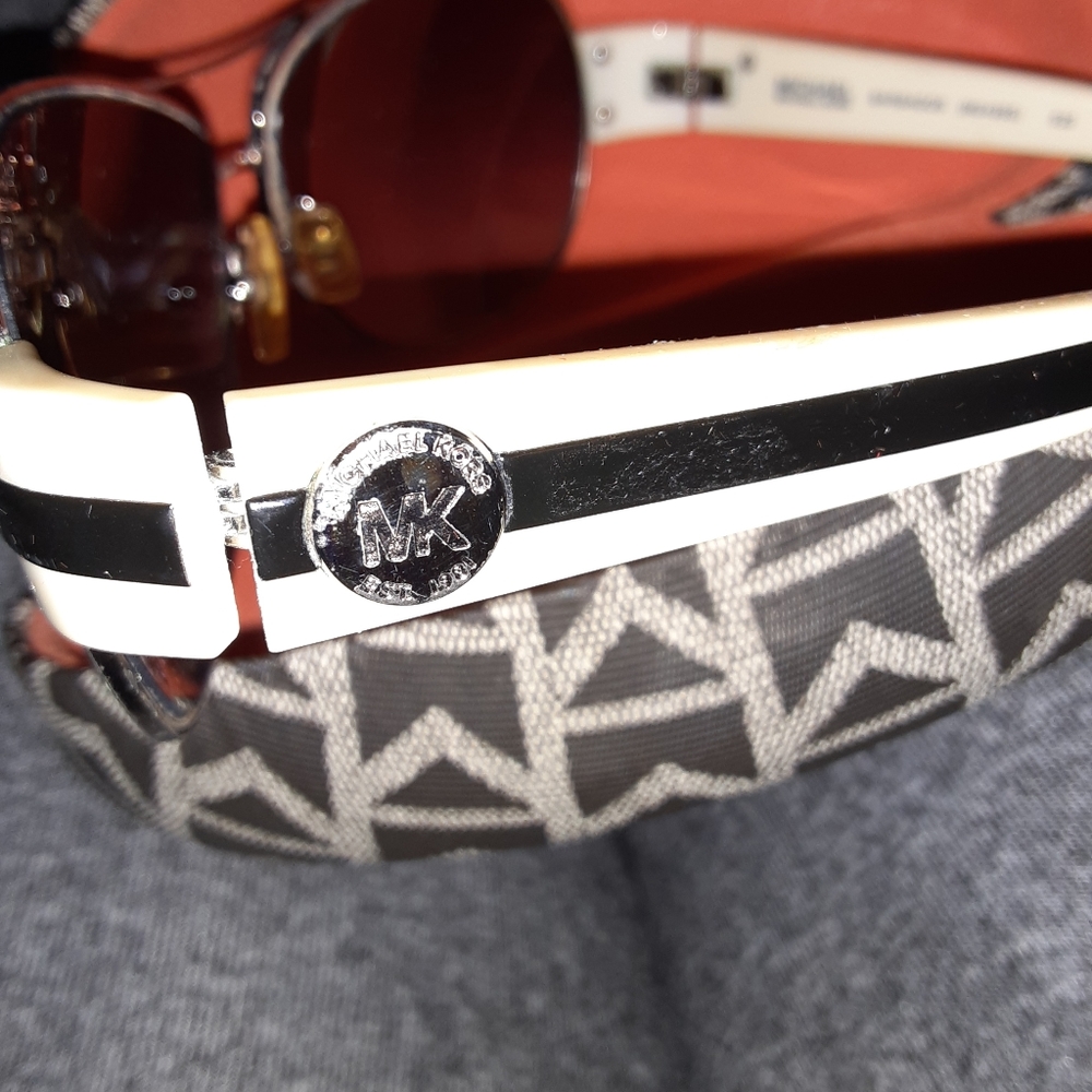 LADIES SUNGLASSES BY MICHEAL KORS - Picture 3 of 6